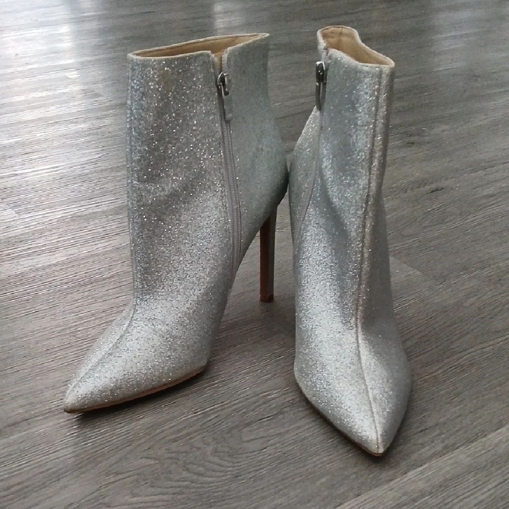 Nine West Tipsy Silver Glitter Ankle Boots Sz 10  EUC worn once  4.5" heel